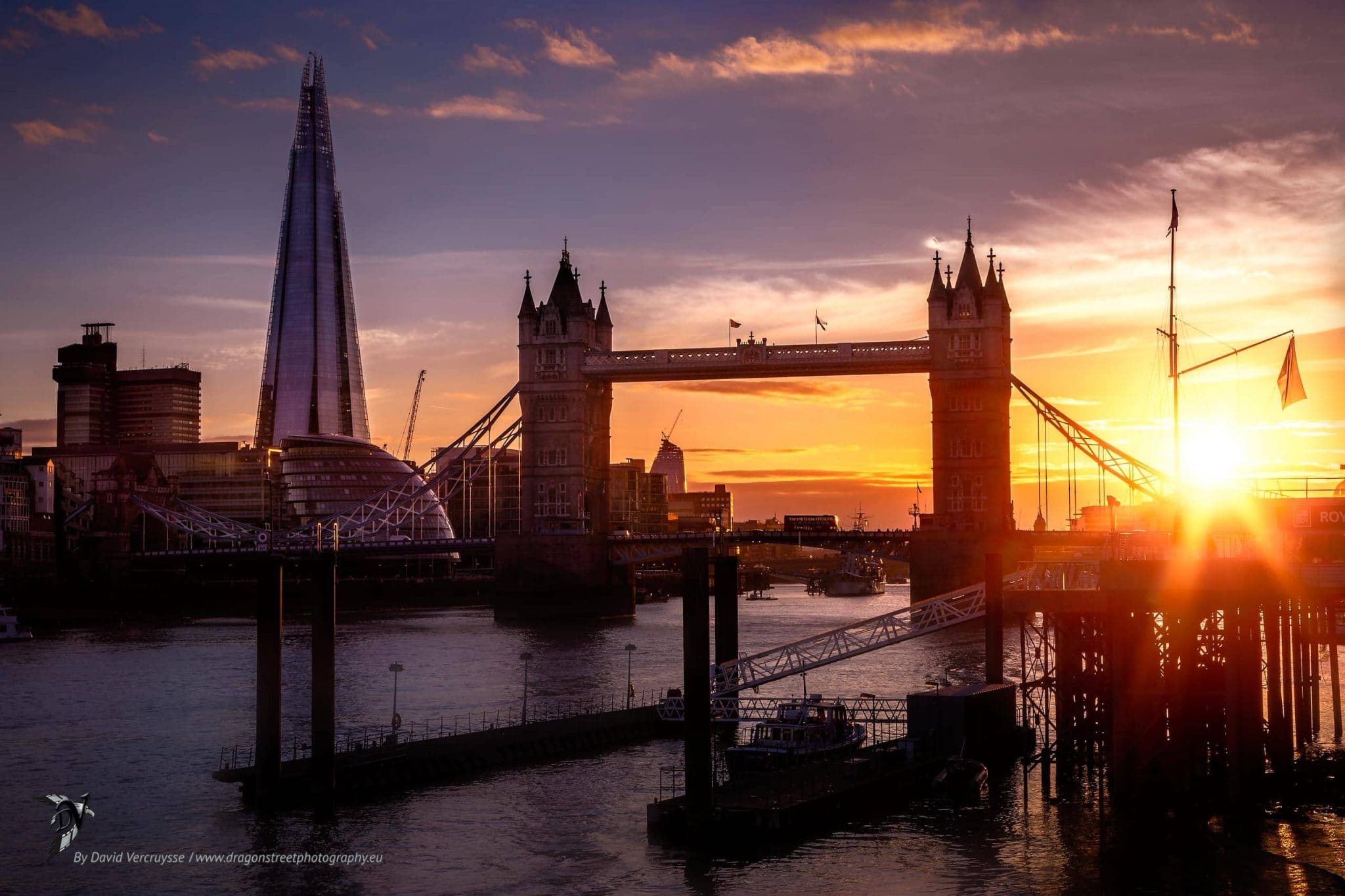 Le Tower Bridge au coucher de soleil, Londres, Angleterre