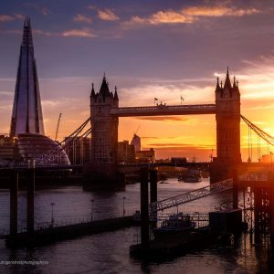 Le Tower Bridge au coucher du soleil, Londres, Angleterre